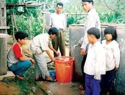 Một người Vân Kiều đầu tư gần 100 triệu đồng cấp nước sạch miễn phí cho dân bản