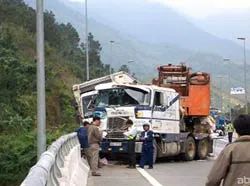 Chưa kéo được 2 chiếc xe tải bị tai nạn ra khỏi hiện trường