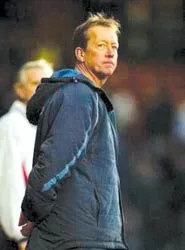 HLV Alan Curbishley: “CĐV phản ứng là đúng” ảnh 1 HLV Alan Curbishley: “CĐV phản ứng là đúng” ảnh 1
