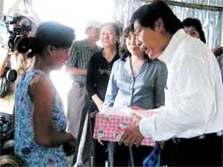 Tình người năm cũ, hành trang ngọt ngào của năm mới ảnh 2 Tình người năm cũ, hành trang ngọt ngào của năm mới ảnh 2