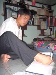 “Vẽ” cuộc đời bằng… đôi chân