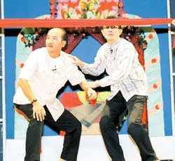 8-3, “Hoa hồng cười”
