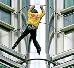 Người nhện leo tháp đôi Petronas