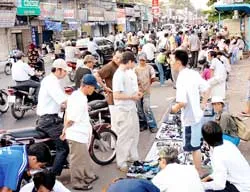 Giữ gìn trật tự an toàn giao thông ở TPHCM: Quận, huyện… thờ ơ