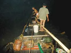 Khai thác cát lậu hoành hành ảnh 2 Khai thác cát lậu hoành hành ảnh 2