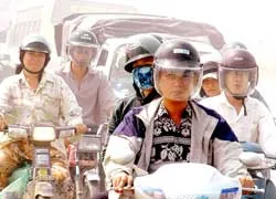 Nên đội nón bảo hiểm khi đi xe gắn máy trên các nẻo đường