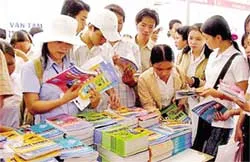 “Sốt” sách trước mùa thi