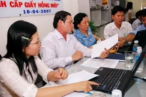 Lãnh đạo Sở Xây dựng TPHCM đang trả lời các câu hỏi của bạn đọc Báo SGGP Online. Ảnh: Mai Hải Lãnh đạo Sở Xây dựng TPHCM đang trả lời các câu hỏi của bạn đọc Báo SGGP Online. Ảnh: Mai Hải