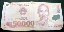 Máy ATM đưa tiền bị “khuyết tật” cho khách