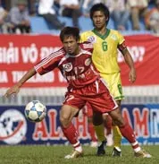 Anh Tuấn (17, HP) kiểm soát bóng trước Issawa (6, AG). Anh Tuấn (17, HP) kiểm soát bóng trước Issawa (6, AG).