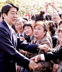 Ông Abe thưởng ngoạn hoa anh đào