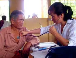Khám bệnh, tặng quà cho 400 hộ đồng bào Khmer
