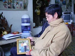 “Bấm gân tay” nhận con nuôi