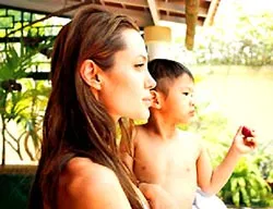 Jolie thêm tên Brad Pitt vào tên bé Pax Thiên Jolie