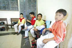 Vì ngựa Việt nhỏ, nên nài đa phần lànhững chú bé nhi đồng với gương mặt non choẹt và thể hình nhỏ thó. Vì ngựa Việt nhỏ, nên nài đa phần lànhững chú bé nhi đồng với gương mặt non choẹt và thể hình nhỏ thó.