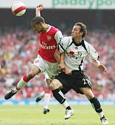 Fulham hy vọng Simon Davies (phải) sẽ tiếp tục ghi bàn như anh đã thể hiện cuối tuần qua. Fulham hy vọng Simon Davies (phải) sẽ tiếp tục ghi bàn như anh đã thể hiện cuối tuần qua.