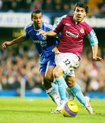 Carlos Tevez (phải) đang chơi chói sáng trong đội hình West Ham Carlos Tevez (phải) đang chơi chói sáng trong đội hình West Ham