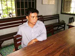 Lê Đức Thuận đang khai nhận vụ cướp tại cơ quan công an Lê Đức Thuận đang khai nhận vụ cướp tại cơ quan công an