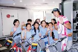 LG Việt Nam và đội tuyển xe đạp Seoul (Hàn Quốc) hoạt động từ thiện tại TPHCM