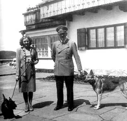 Bài 3: “Người tình nhỏ” của Hitler