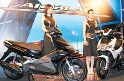 Ra mắt 2 kiểu xe mới Air Blade và Future Neo FI
