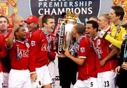 Manchester United vô địch; West Ham “trở về từ cõi chết”