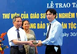Trao tặng thư viện sách quý giá