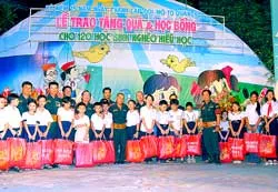 Đội mô tô quận 5 trao tặng 120 phần quà và học bổng cho học sinh nghèo hiếu học