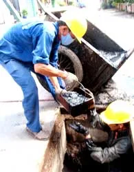 30 năm vẫn… “tay không móc cống”