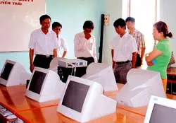Trao tặng phòng máy vi tính cho 6 trường phía Bắc
