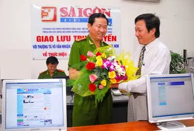 Phó TBT Báo SGGP Võ Hồng Sơn (phải) tặng hoa Thượng tá Võ Văn Nhuận, Trưởng phòng PC13 - CA TP.HCM Phó TBT Báo SGGP Võ Hồng Sơn (phải) tặng hoa Thượng tá Võ Văn Nhuận, Trưởng phòng PC13 - CA TP.HCM
