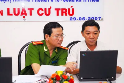Thượng tá Võ Văn Nhuận, Trưởng Phòng Cảnh sát quản lý hành chính về trật tự xã hội – Công an TPHCM (trái) đang trả lời câu hỏi của bạn đọc. Thượng tá Võ Văn Nhuận, Trưởng Phòng Cảnh sát quản lý hành chính về trật tự xã hội – Công an TPHCM (trái) đang trả lời câu hỏi của bạn đọc.