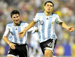 Paraguay, Argentina dẫn đầu