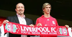 Fernando Torres (phải) và HLV Benitez của Liverpool trong ngày ra mắt ở Anfield. Fernando Torres (phải) và HLV Benitez của Liverpool trong ngày ra mắt ở Anfield.