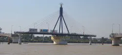 Sáng nay, Đà Nẵng: Cầu quay sông Hàn bị... tê liệt