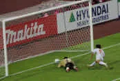 Bàn mở tỷ số của đội tuyển Việt Nam, thủ môn Saqr (1) bất lực nhìn quả bóng vuột khỏi tay lăn vào lưới. Hoàng Minh Bàn mở tỷ số của đội tuyển Việt Nam, thủ môn Saqr (1) bất lực nhìn quả bóng vuột khỏi tay lăn vào lưới. Hoàng Minh
