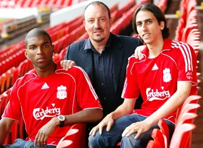 HLV Benitez và 2 cầu thủ mới chiêu mộ: Rayn Babel (trái), Benayoun (phải). HLV Benitez và 2 cầu thủ mới chiêu mộ: Rayn Babel (trái), Benayoun (phải).