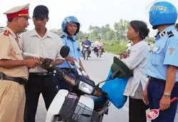 Sáng nay, Hà Nội xử lý người đi xe máy không đội mũ bảo hiểm