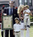 Sampras và vợ con khi nhận được tấm bằng khen lưu danh vào Hall of Fame. Sampras và vợ con khi nhận được tấm bằng khen lưu danh vào Hall of Fame.