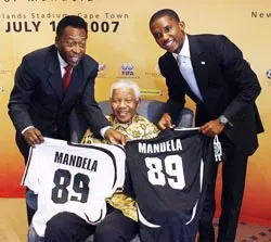 Pele mừng sinh nhật cựu tổng thống Nelson Mandela ảnh 1 Pele mừng sinh nhật cựu tổng thống Nelson Mandela ảnh 1