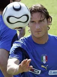 Totti bất mãn giới chức bóng đá Italia ảnh 1 Totti bất mãn giới chức bóng đá Italia ảnh 1