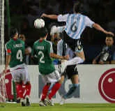 Gabriel Heinze trong một pha ghi bàn cho đội tuyển Argentina ở Copa America 2007. Gabriel Heinze trong một pha ghi bàn cho đội tuyển Argentina ở Copa America 2007.
