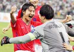 Đông - Tây đối đầu