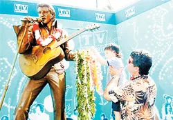 Elvis Presley “đến” Hawaii
