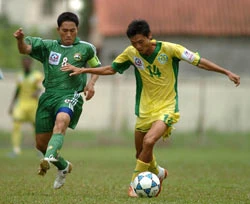 Hoàng Hà (14, AG) kiểm soát bóng trước sự tranh chấp của Bảo Tâm (8, TN). Hoàng Hà (14, AG) kiểm soát bóng trước sự tranh chấp của Bảo Tâm (8, TN).