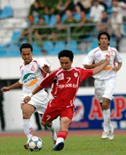 Nguyễn Văn Nam (6, TC.V) áp sát, ngăn cản cú sút của Khánh Hùng (7, VH.HP). Nguyễn Văn Nam (6, TC.V) áp sát, ngăn cản cú sút của Khánh Hùng (7, VH.HP).