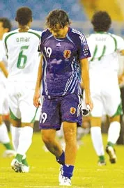 Nỗi thất vọng của Naohiro Takahara (19, Nhật Bản) sau trận thua Saudi Arabia ở bán kết. Nỗi thất vọng của Naohiro Takahara (19, Nhật Bản) sau trận thua Saudi Arabia ở bán kết.