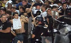 Cảnh sát Bosnia và CĐV quá khích của Partizan Belgrade đụng độ nhau trên khán đài. Cảnh sát Bosnia và CĐV quá khích của Partizan Belgrade đụng độ nhau trên khán đài.