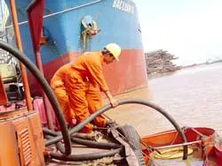 Những đảng viên lênh đênh trên sông nước