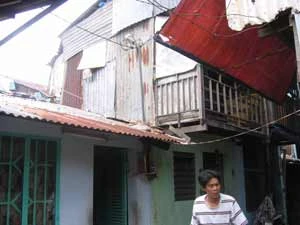 Nguy cơ cháy nổ tại khu nhà ổ chuột kênh Tàu Hủ